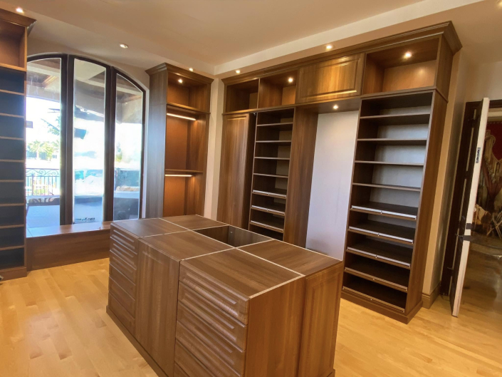 Traditional Closet 1